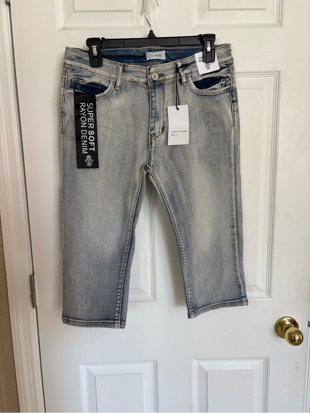Women’s Size 15 Light Wash Super Soft Rayon Denim Capri Jeans NWT